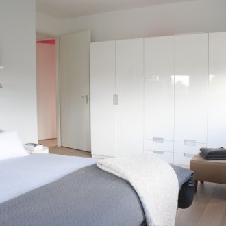 Γυαλιστερό υπνοδωμάτιο στο διαμέρισμα