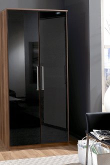 Γυαλιστερή στενή ντουλάπα στην κρεβατοκάμαρα