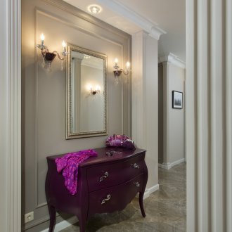 Μωβ ντυμένο στο διάδρομο