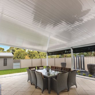 Μεταλλική οροφή στη βεράντα