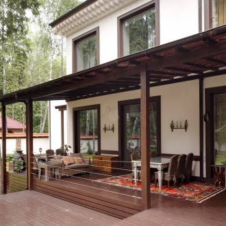 Οροφή στην ανοιχτή βεράντα