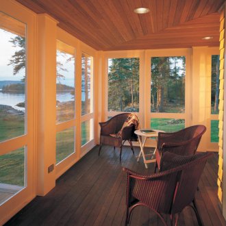 Ξύλινη οροφή στη βεράντα