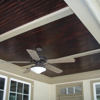 Σκούρο οροφή στη βεράντα