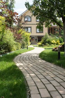 Ένα ενδιαφέρον μονοπάτι από τις φωτεινές πλακόστρωτες πλάκες