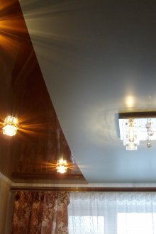 Δύο τόνους οροφή στο σαλόνι