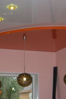 Dvoubarevný kombinovaný strop