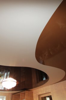 Λευκή-καφέ οροφή δύο τόνων