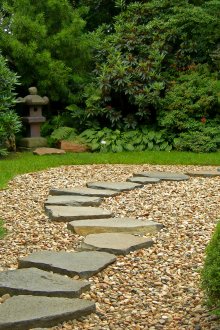 Χαλίκι μονοπάτι στον κήπο