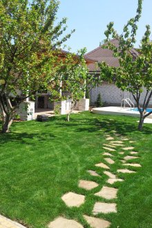 Πέτρινο μονοπάτι στον κήπο που έχει τοποθετηθεί στο γρασίδι