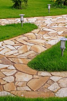 Πέτρινο διάδρομο με φωτισμό