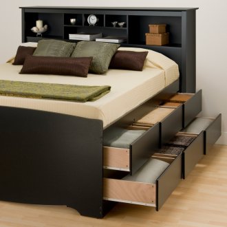 Schwarzes Bett