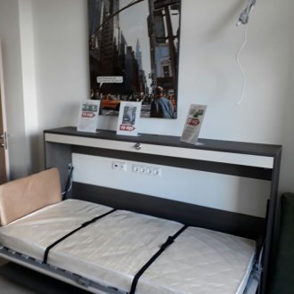 Στενό κρεβάτι