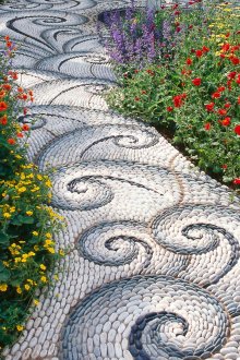 Αρχικό μονοπάτι στον κήπο με θαλάσσιο πρότυπο πολύχρωμες πέτρες