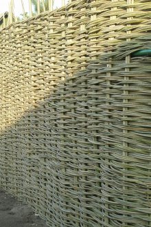 Υψηλό φράχτη λυγαριάς για καλοκαιρινή κατοικία