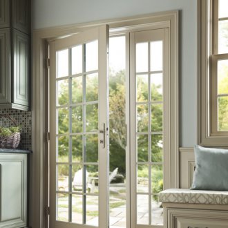 Ανοιχτή μπεζ πόρτα στο εσωτερικό