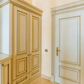 Φωτεινή κλασική πόρτα στο εσωτερικό