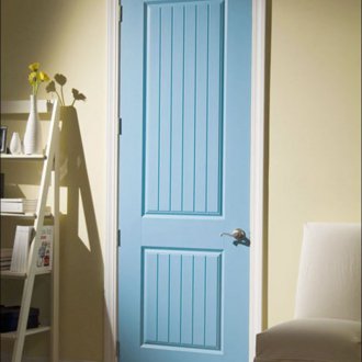 Ανοιχτό μπλε πόρτα στο εσωτερικό