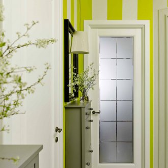 Φωτεινή πόρτα στο εσωτερικό του μοντερνισμού