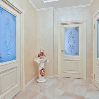 Φωτεινή πόρτα με γυαλί στο εσωτερικό