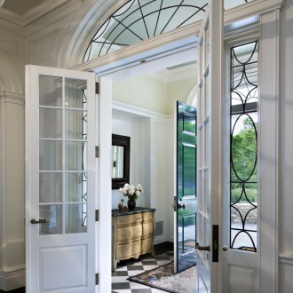 Φωτεινή γυάλινη πόρτα στο εσωτερικό