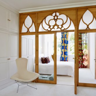 Φωτεινή πόρτα σε ανατολίτικο στυλ στο εσωτερικό