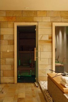 Γυάλινη πόρτα για τη σάουνα