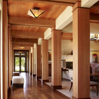 Ξύλινη οροφή στο διάδρομο