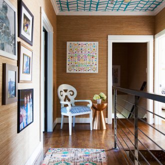 Ταπετσαρία στην οροφή στο διάδρομο