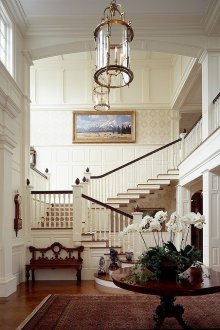 Υψηλή οροφή στο διάδρομο