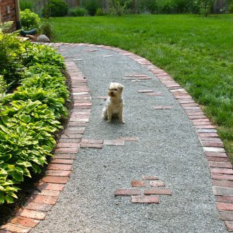 Χαλίκι μονοπάτι με τούβλο