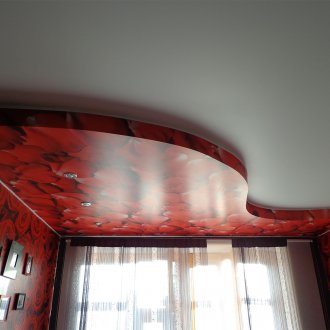 Τεντωμένη κόκκινη οροφή με εκτύπωση φωτογραφιών