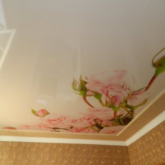 Stretch οροφή με εκτύπωση φωτογραφιών στο υπνοδωμάτιο