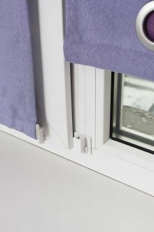 Κουρτίνες χωρίς διάτρηση σε πλαστικό παράθυρο