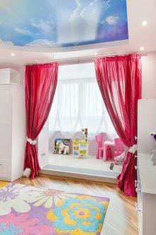 Η οροφή με εκτύπωση φωτογραφιών στο παιδικό δωμάτιο για το κορίτσι