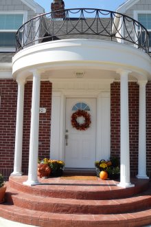 Ημικυκλική πέτρινη βεράντα του σπιτιού