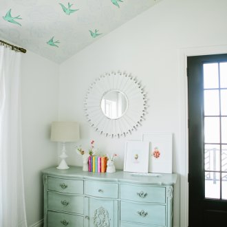 Αττική οροφή στο παιδικό δωμάτιο για το κορίτσι