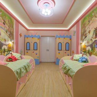 Φωτισμός στο ταβάνι στο παιδικό δωμάτιο για το κορίτσι