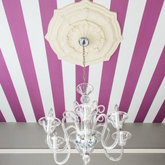 Λωρίδες στην οροφή στο νηπιαγωγείο για το κορίτσι