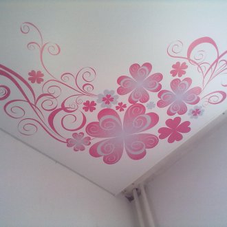Πρότυπο στο ταβάνι στο παιδικό δωμάτιο για το κορίτσι