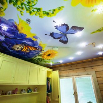 Φωτεινό ταβάνι στο παιδικό δωμάτιο για το κορίτσι