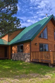 Ξύλινη βεράντα από ένα ευρύχωρο εξοχικό σπίτι