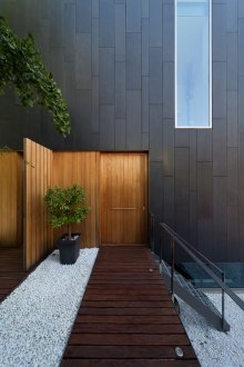 Βεράντα από σπίτι με διακοσμητικό δέντρο