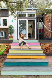 Πολύχρωμη ξύλινη βεράντα του σπιτιού