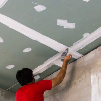 Γεμίστε ρωγμές στην οροφή με στόκ