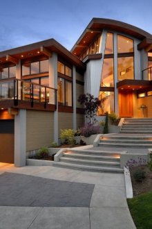 Φωτισμένη βεράντα μεγάλου σπιτιού