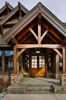 Όμορφη βεράντα από μονοόροφο σπίτι