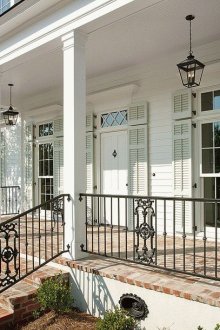 Όμορφη ανοιχτή βεράντα του σπιτιού