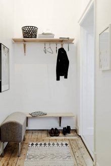 Μικρό διάδρομο με ράφια