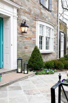 Διακόσμηση της βεράντας του σπιτιού με κεριά και φυτά