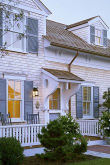 Όμορφη βεράντα και πρόσοψη ενός μικρού σπιτιού